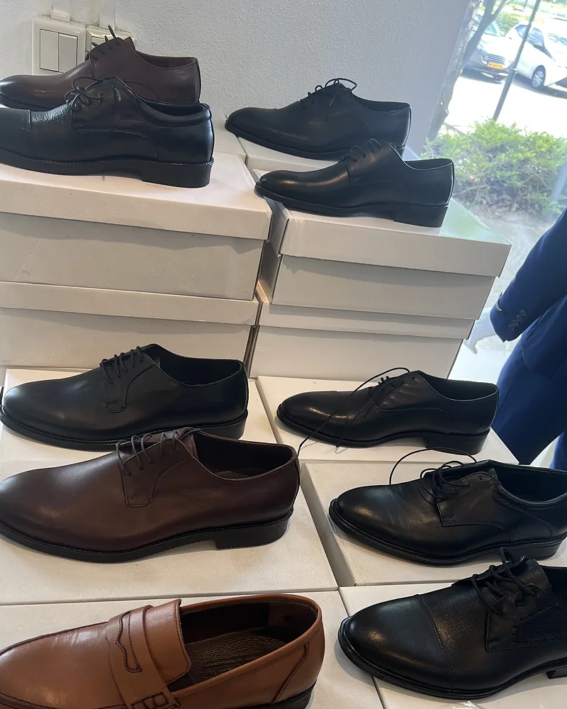 Nette herenschoenen in zwart en bruin op hun dozen