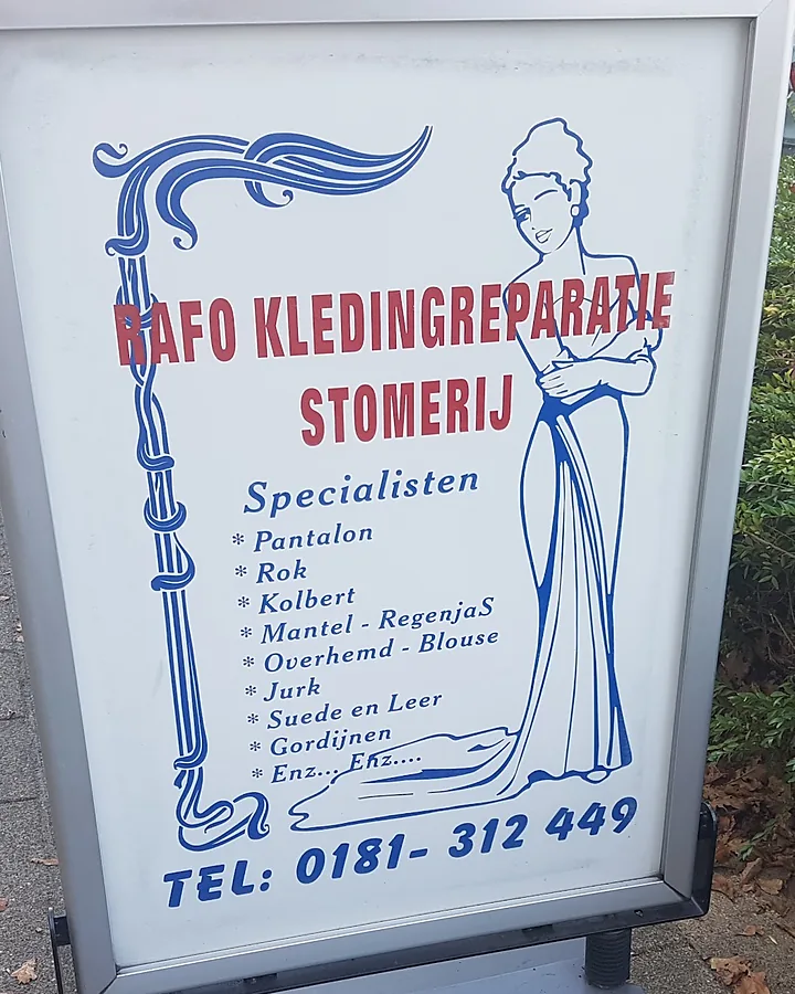 Het stoepbord van Rafo Kledingreparatie Stomerij met de lijst Specialisten